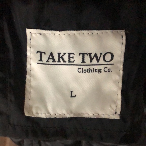 🪷 5/$10 🪷 Black puffer vest in great condition - Picture 3 of 3